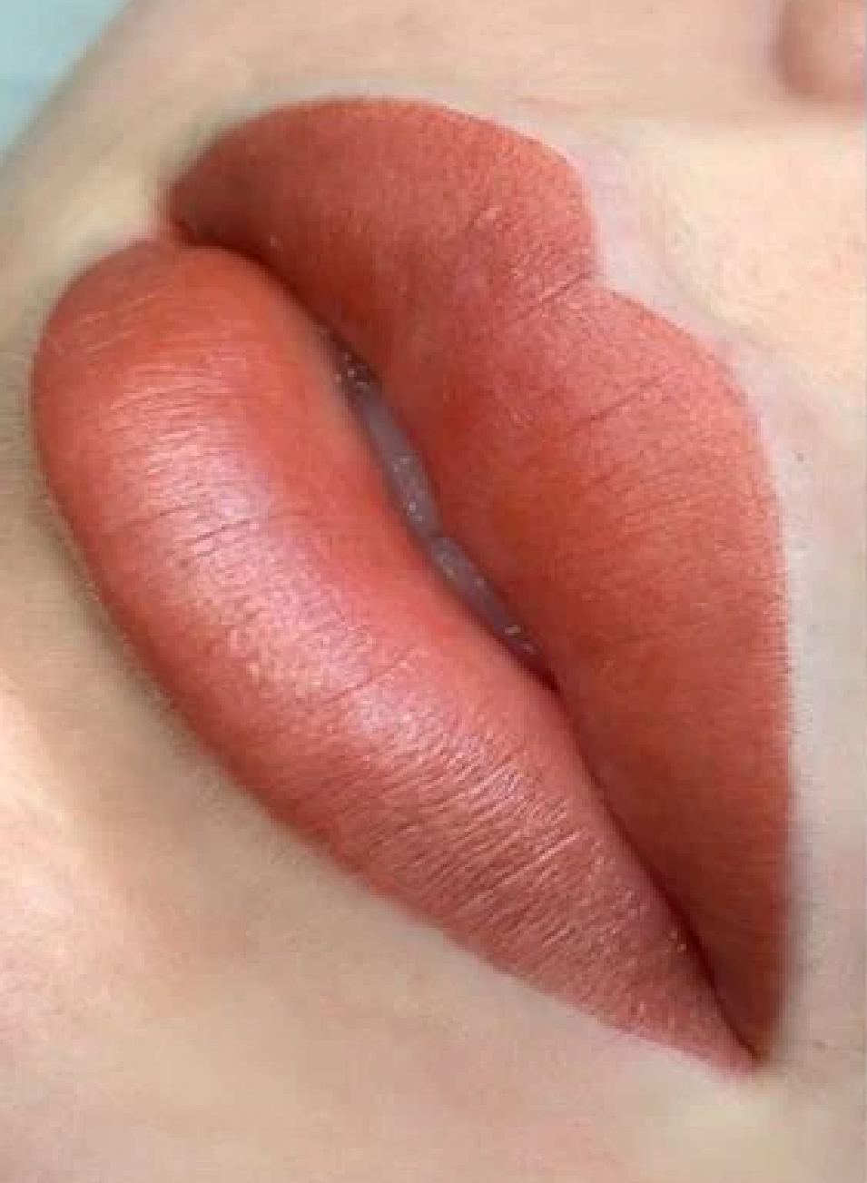 Foto Antes y después tratamiento Micropigmentación de labios natural - Maquillaje permanente)